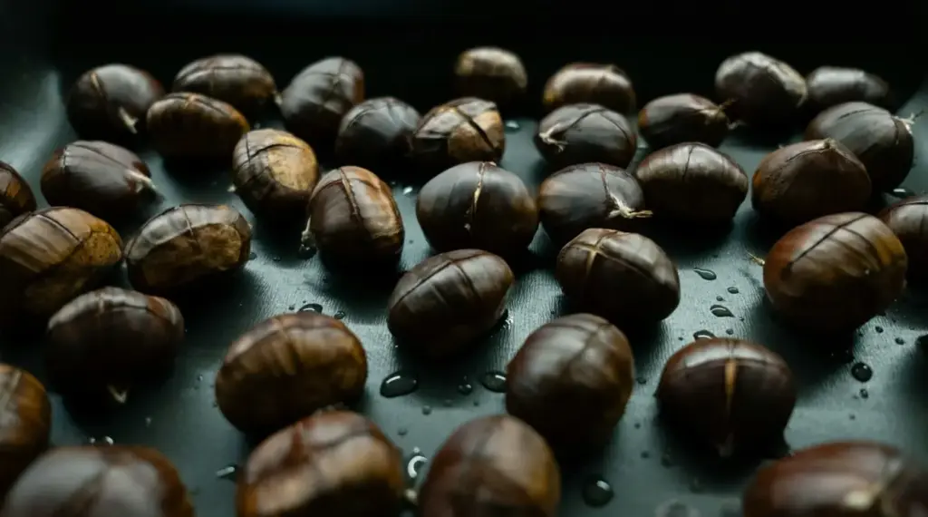 Castagne arrostite su un vassoio scuro