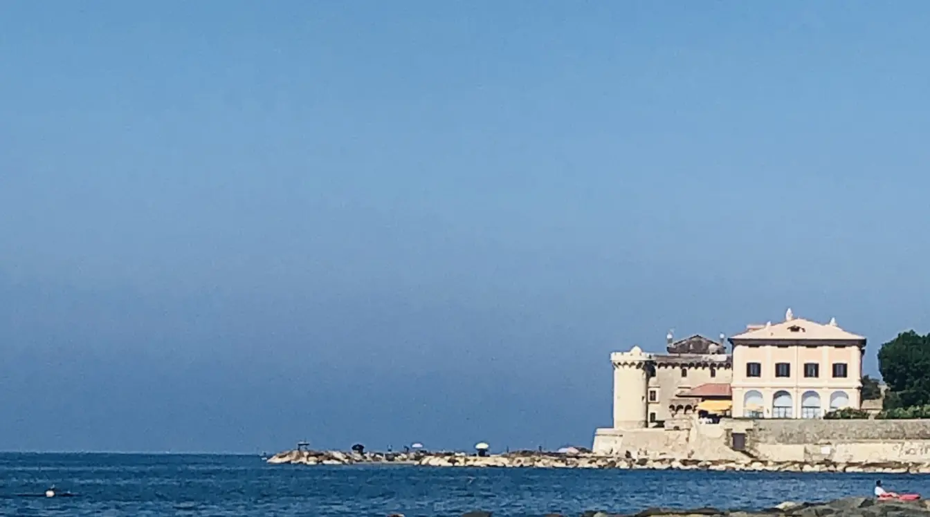 La Posta Vecchia hotel and Castello Odescalchi on the coast at Palo Laziale