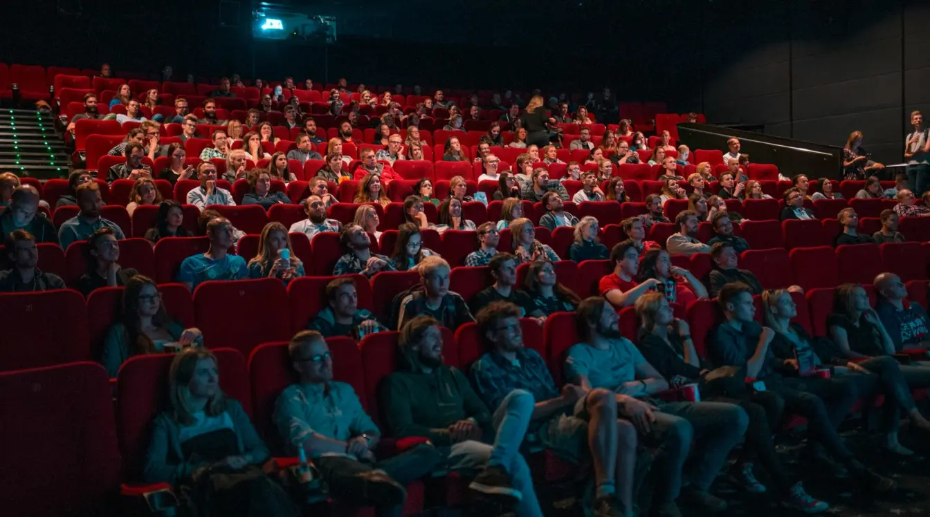 Pubblico durante la proiezione di un film al cinema