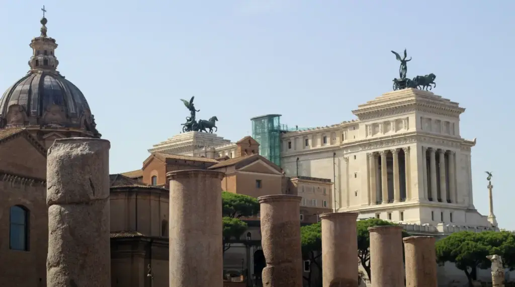 Colonne del Foro Romano con il Vittoriano sullo sfondo