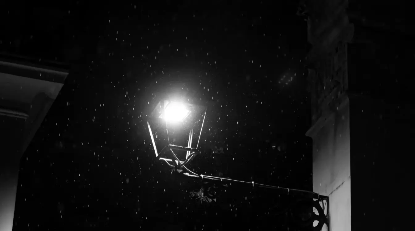 Vecchio lampione a Roma di notte in bianco e nero