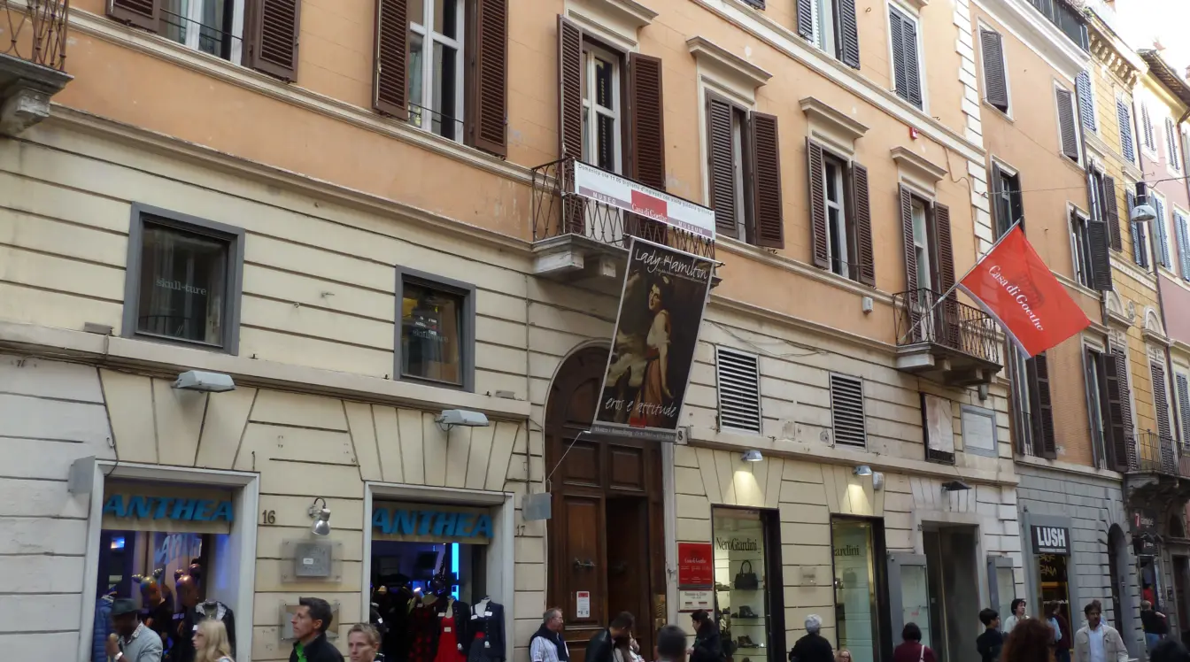 Building on Via del Corso housing Casa di Goethe in Rome