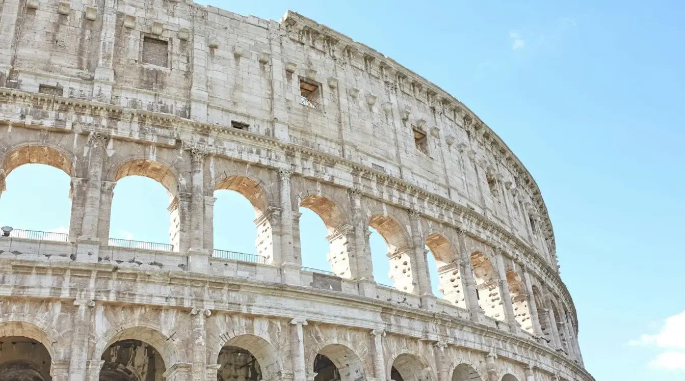 Vista ravvicinata del Colosseo a Roma sotto il cielo sereno