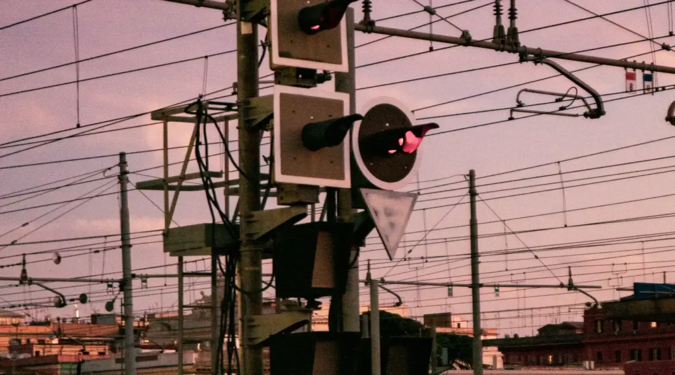 Treno in una stazione ferroviaria di Roma al tramonto