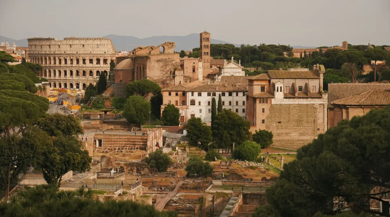 Vista panoramica del Colosseo e della Roma antica