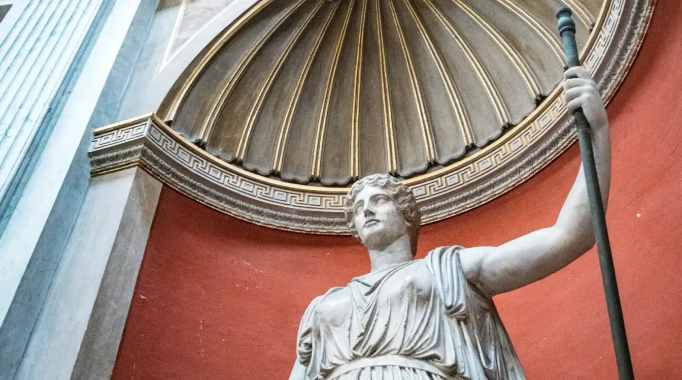Statua classica in marmo sotto una cupola decorata a Roma