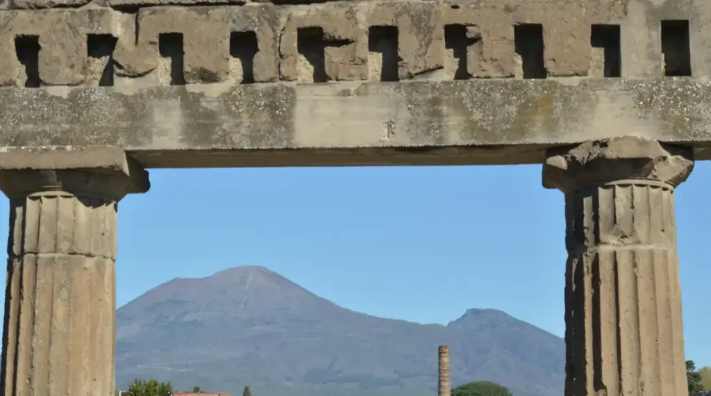 Rovine antiche di Pompei con il Vesuvio sullo sfondo