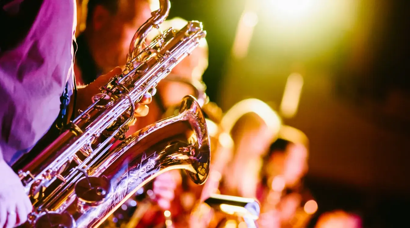 Sassofonista durante un concerto jazz dal vivo
