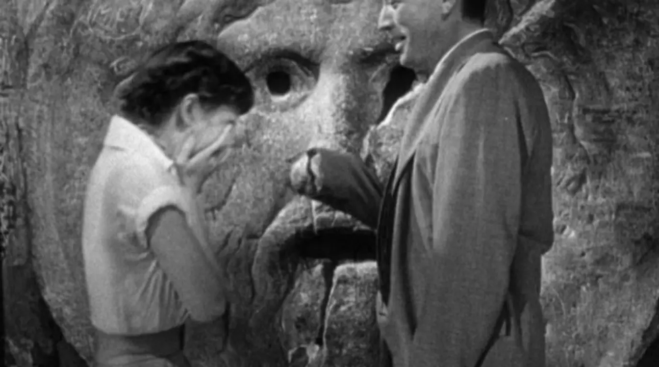 Audrey Hepburn and Gregory Peck at the Mouth of Truth in the Roman Holiday trailer