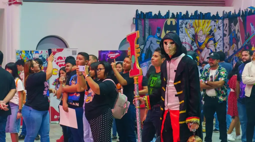 Cosplayer e visitatori a una convention di cultura pop